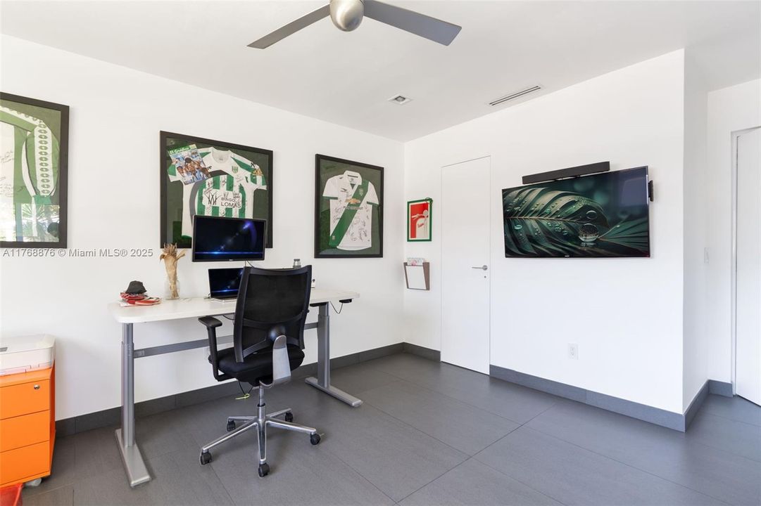 Active With Contract: $3,195,000 (4 beds, 4 baths, 2696 Square Feet)