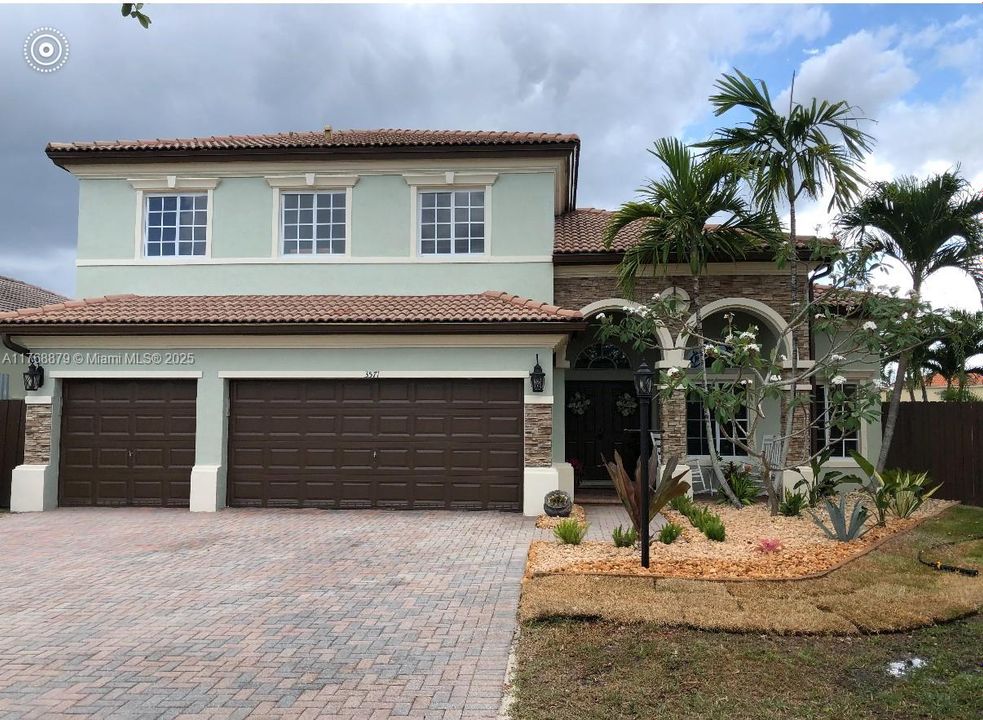 Recientemente alquilado: $4,700 (4 camas, 3 baños, 2792 Pies cuadrados)