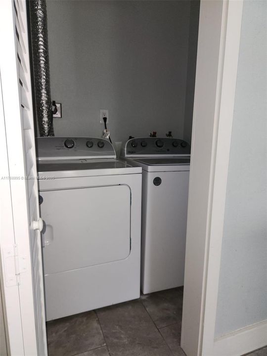 Laundry closet washer and dryer