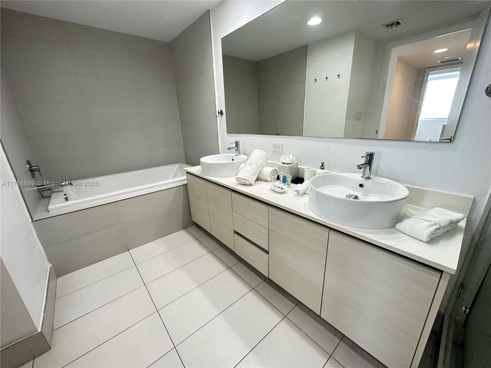 На продажу: $825,000 (3 спален, 3 ванн, 1577 Квадратных фут)