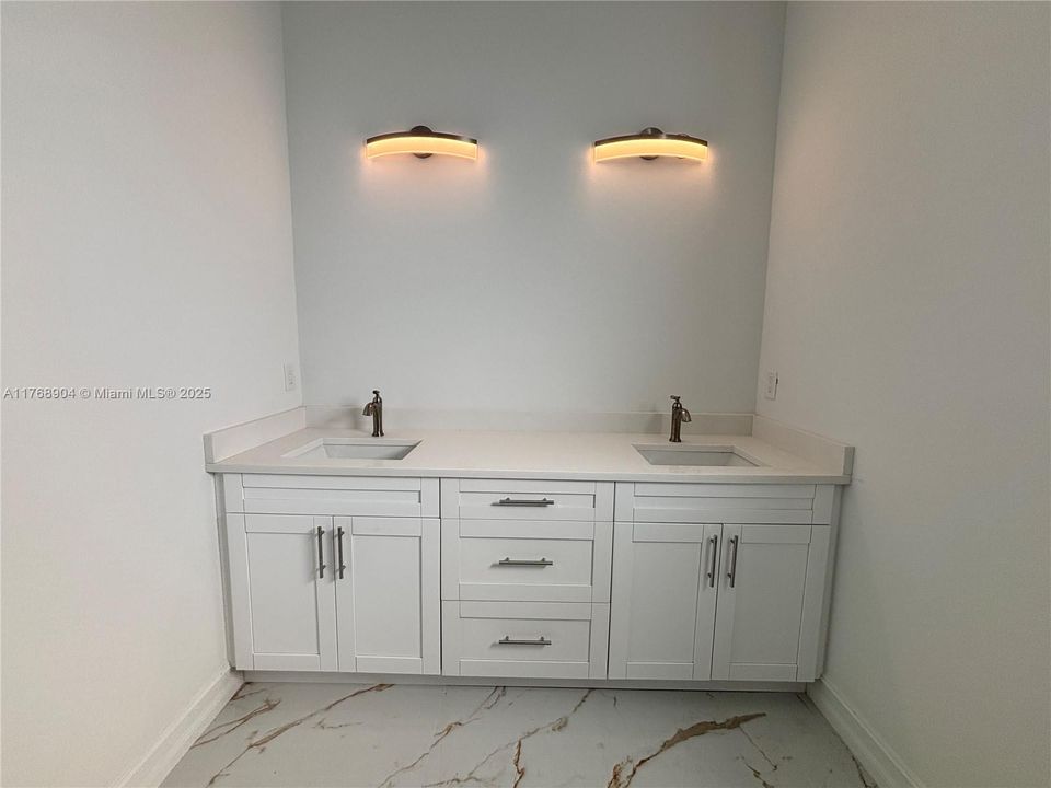 Недавно арендовано: $2,400 (4 спален, 2 ванн, 1588 Квадратных фут)