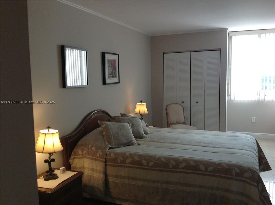 For Sale: $365,000 (2 beds, 2 baths, 927 Square Feet)