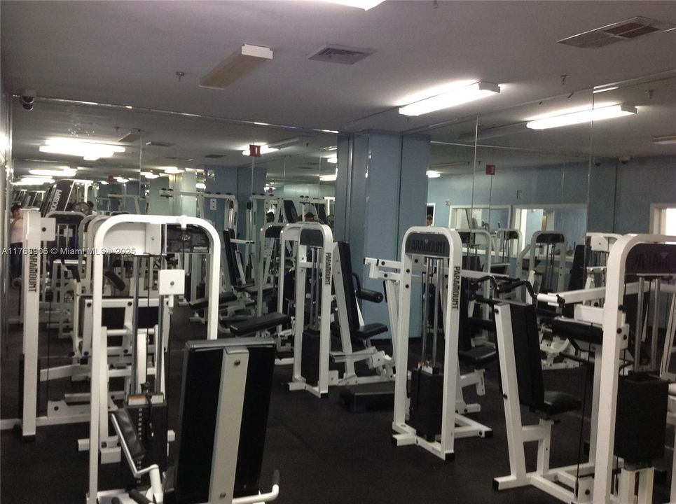 For Sale: $365,000 (2 beds, 2 baths, 927 Square Feet)