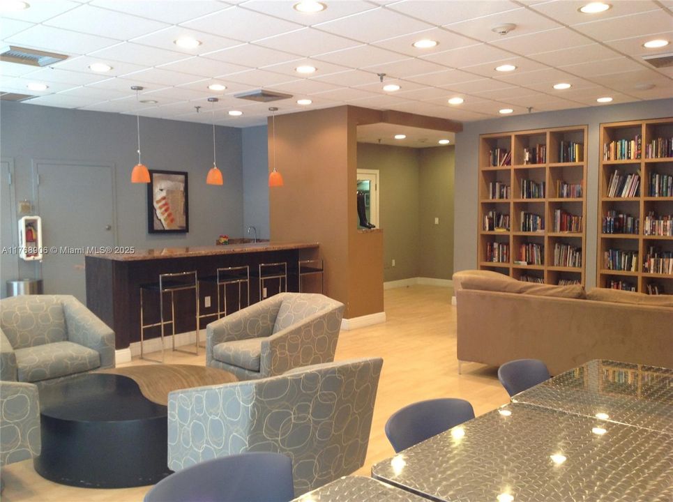 For Sale: $365,000 (2 beds, 2 baths, 927 Square Feet)