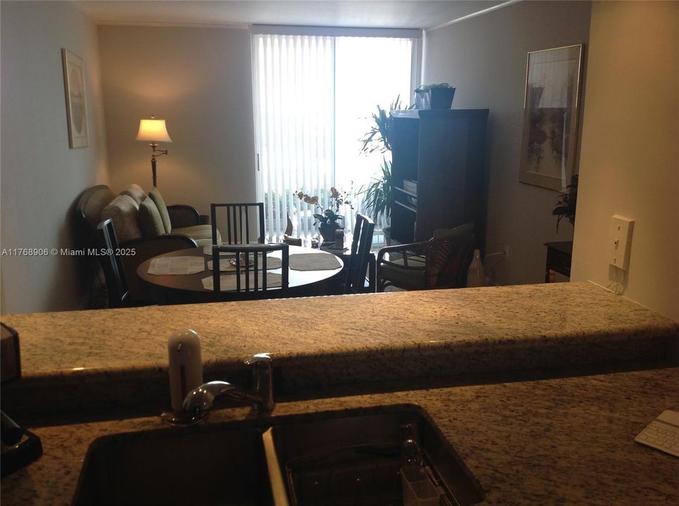 For Sale: $365,000 (2 beds, 2 baths, 927 Square Feet)