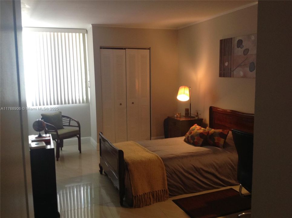 For Sale: $365,000 (2 beds, 2 baths, 927 Square Feet)