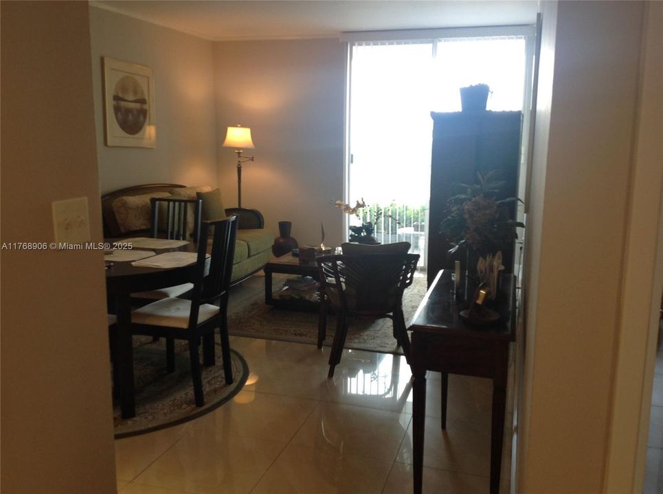 For Sale: $365,000 (2 beds, 2 baths, 927 Square Feet)