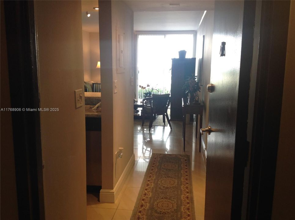 For Sale: $365,000 (2 beds, 2 baths, 927 Square Feet)