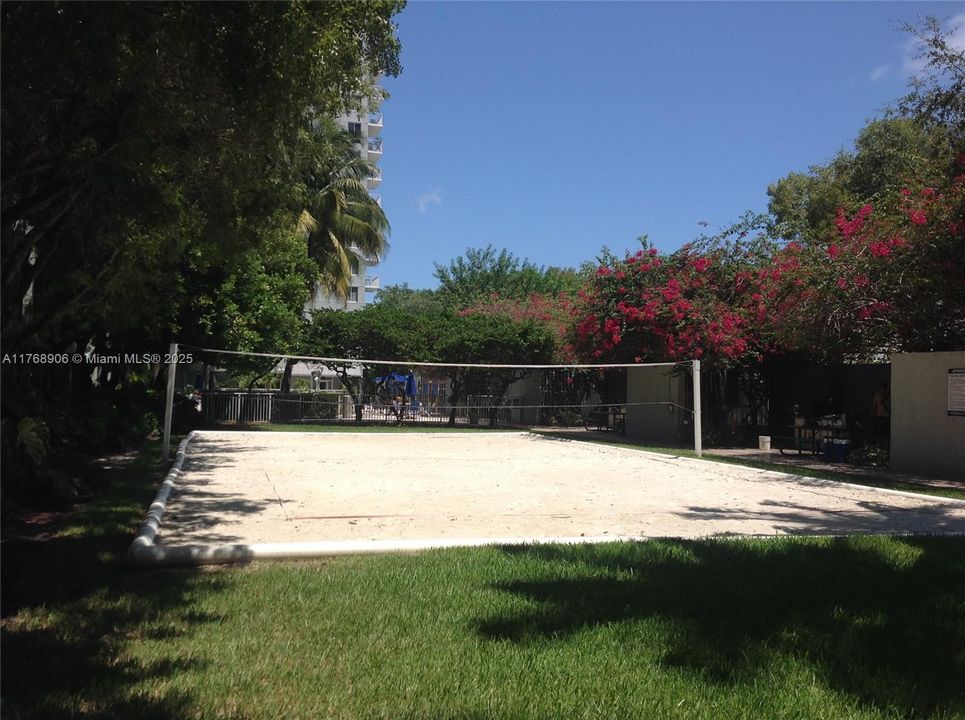 For Sale: $365,000 (2 beds, 2 baths, 927 Square Feet)