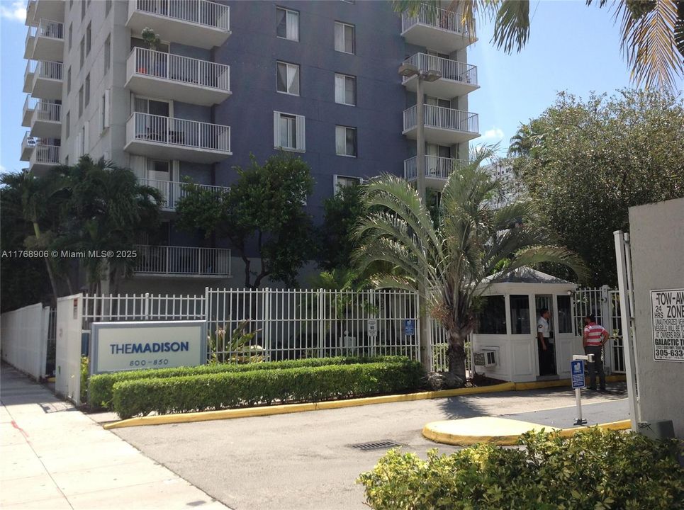 For Sale: $365,000 (2 beds, 2 baths, 927 Square Feet)