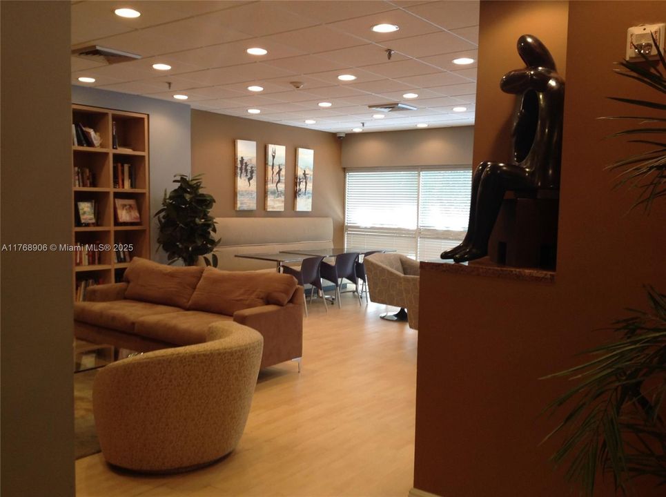 For Sale: $365,000 (2 beds, 2 baths, 927 Square Feet)