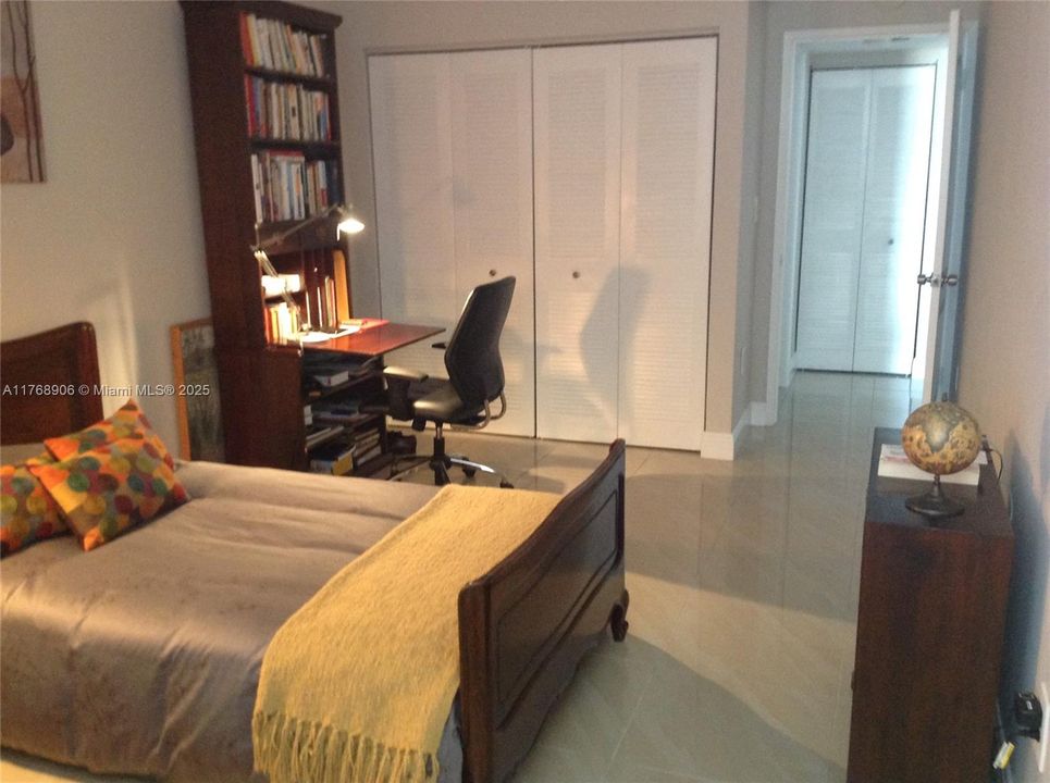 For Sale: $365,000 (2 beds, 2 baths, 927 Square Feet)