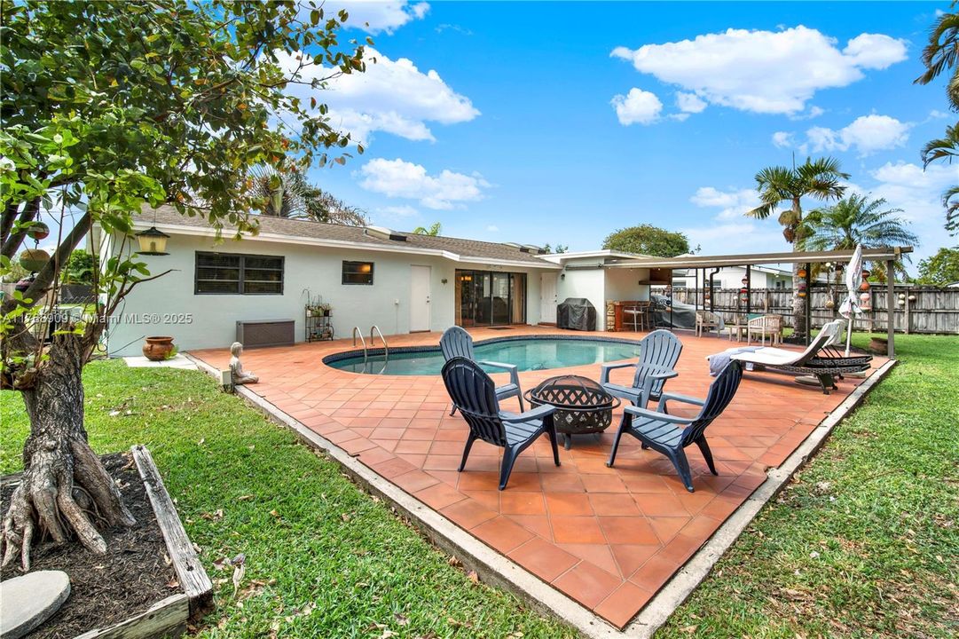 Recently Sold: $649,000 (3 beds, 2 baths, 1474 Square Feet)