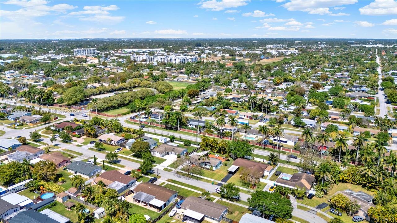Palmetto Bay Park and Palmetto Bay downtown just 5 minutes away.