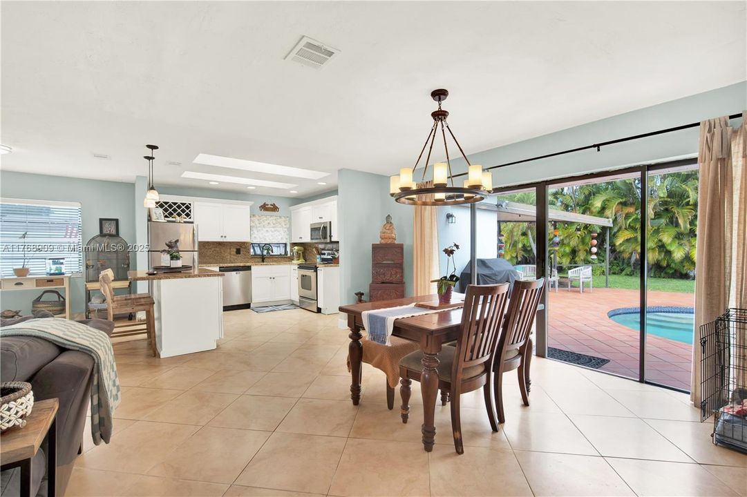 Recently Sold: $649,000 (3 beds, 2 baths, 1474 Square Feet)