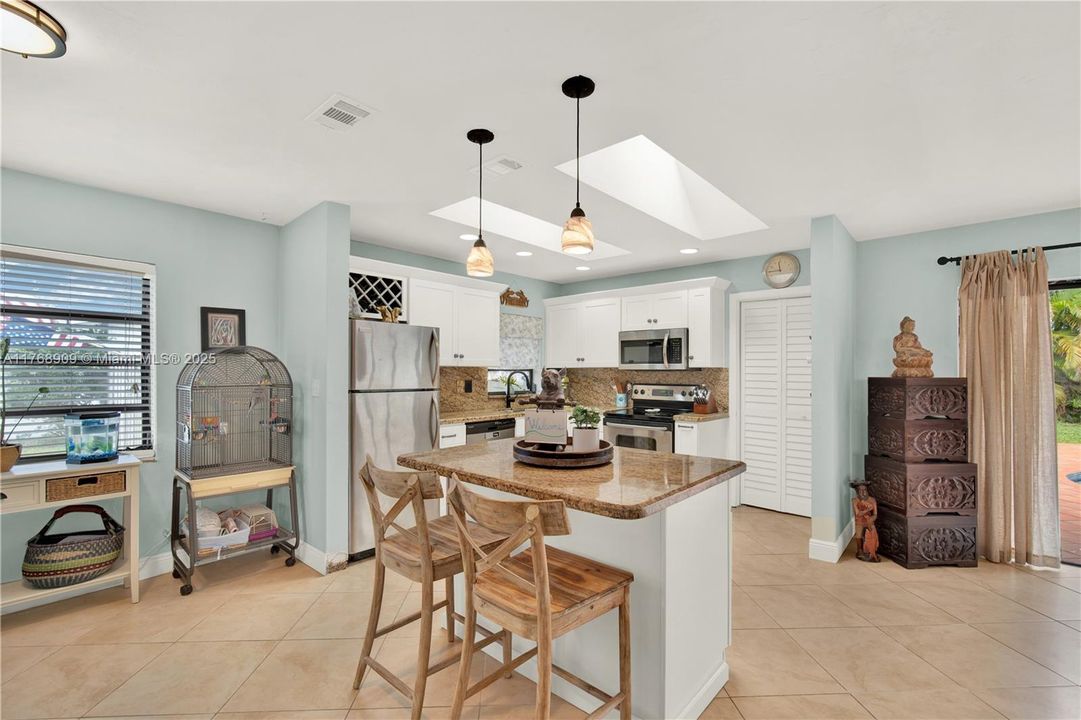 Recently Sold: $649,000 (3 beds, 2 baths, 1474 Square Feet)