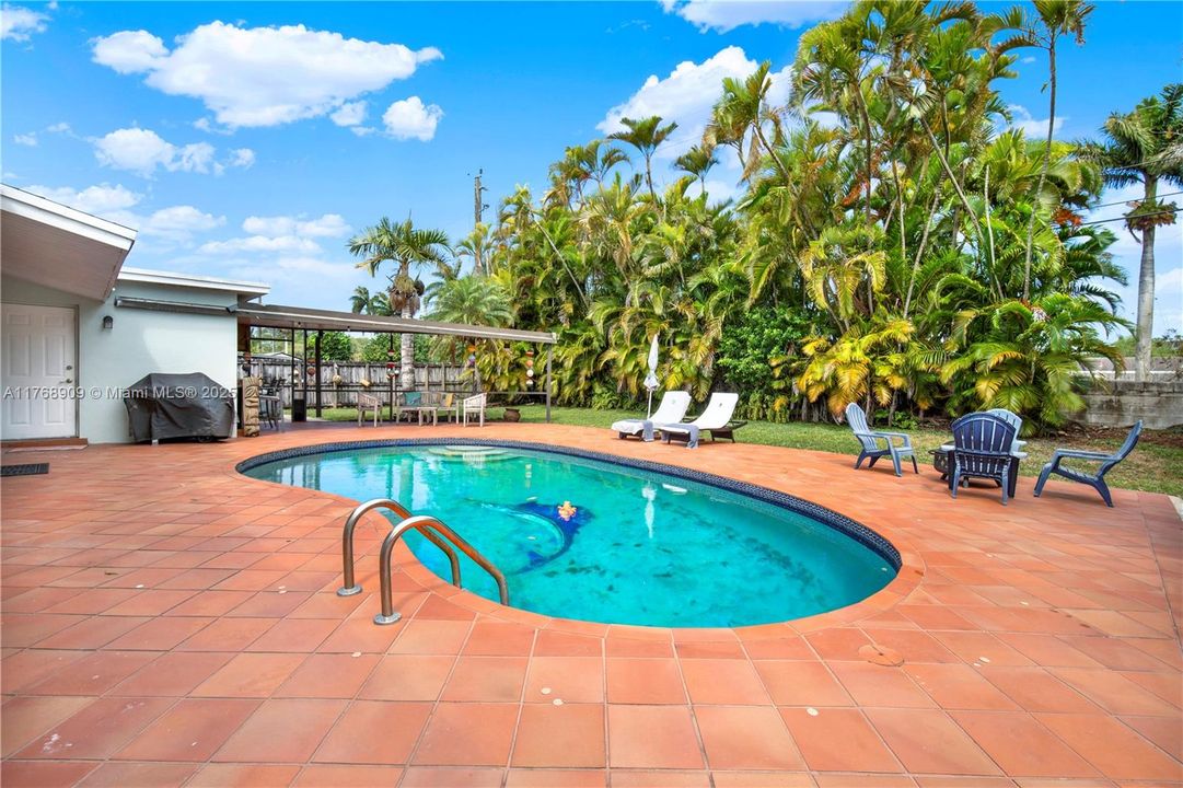 Recently Sold: $649,000 (3 beds, 2 baths, 1474 Square Feet)