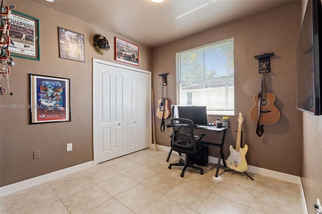 For Sale: $247,500 (3 beds, 2 baths, 1076 Square Feet)