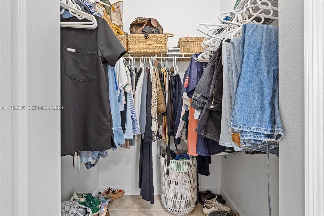 For Sale: $247,500 (3 beds, 2 baths, 1076 Square Feet)