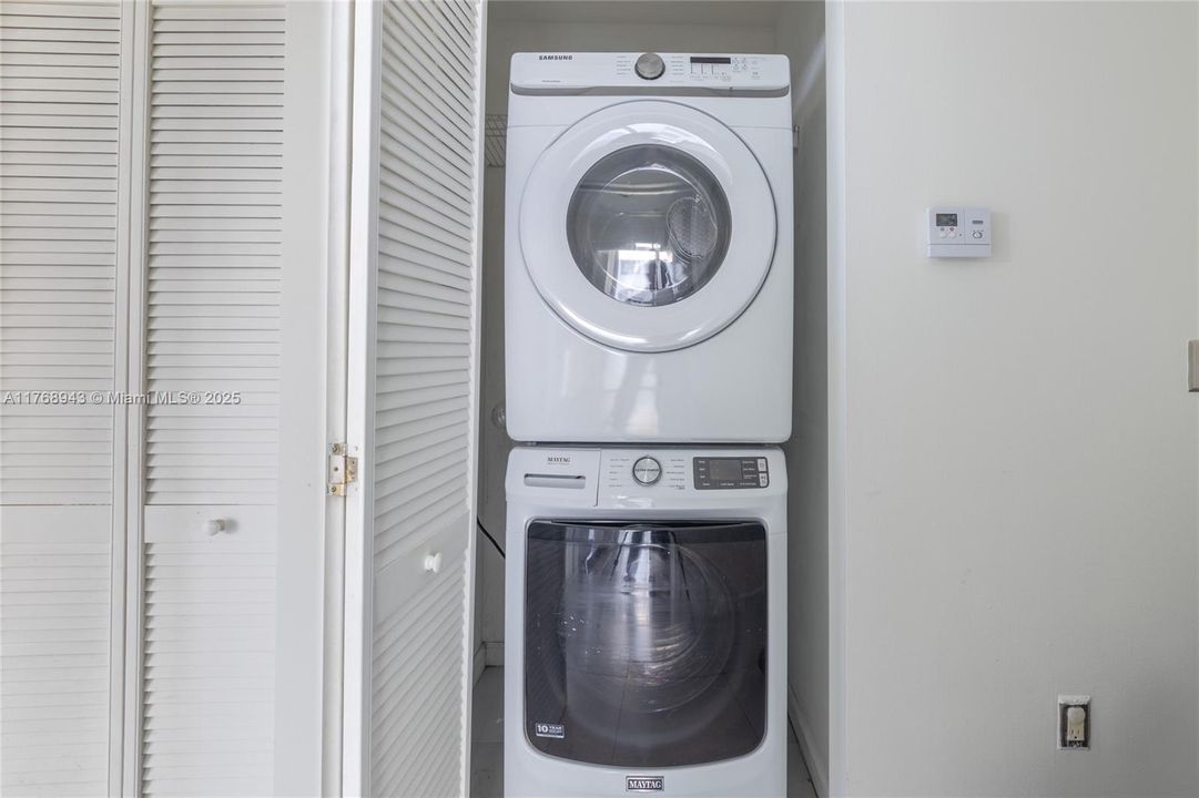 Recently Rented: $4,300 (2 beds, 2 baths, 1087 Square Feet)