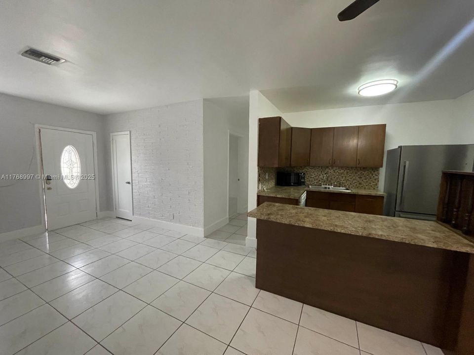 Recientemente alquilado: $2,900 (4 camas, 2 baños, 1384 Pies cuadrados)
