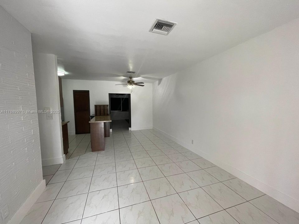 Recientemente alquilado: $2,900 (4 camas, 2 baños, 1384 Pies cuadrados)