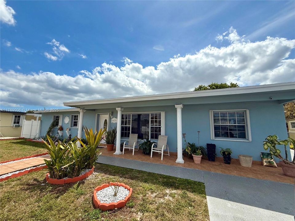 Vendido Recientemente: $595,000 (4 camas, 2 baños, 1456 Pies cuadrados)