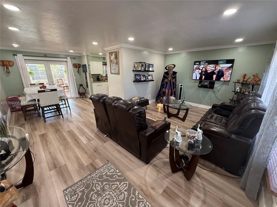 Vendido Recientemente: $595,000 (4 camas, 2 baños, 1456 Pies cuadrados)