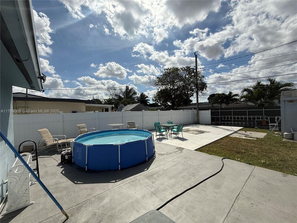 Vendido Recientemente: $595,000 (4 camas, 2 baños, 1456 Pies cuadrados)