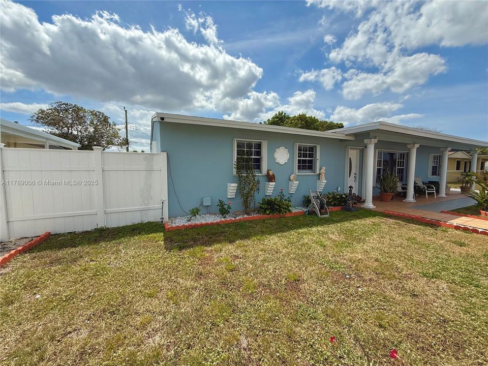 Vendido Recientemente: $595,000 (4 camas, 2 baños, 1456 Pies cuadrados)