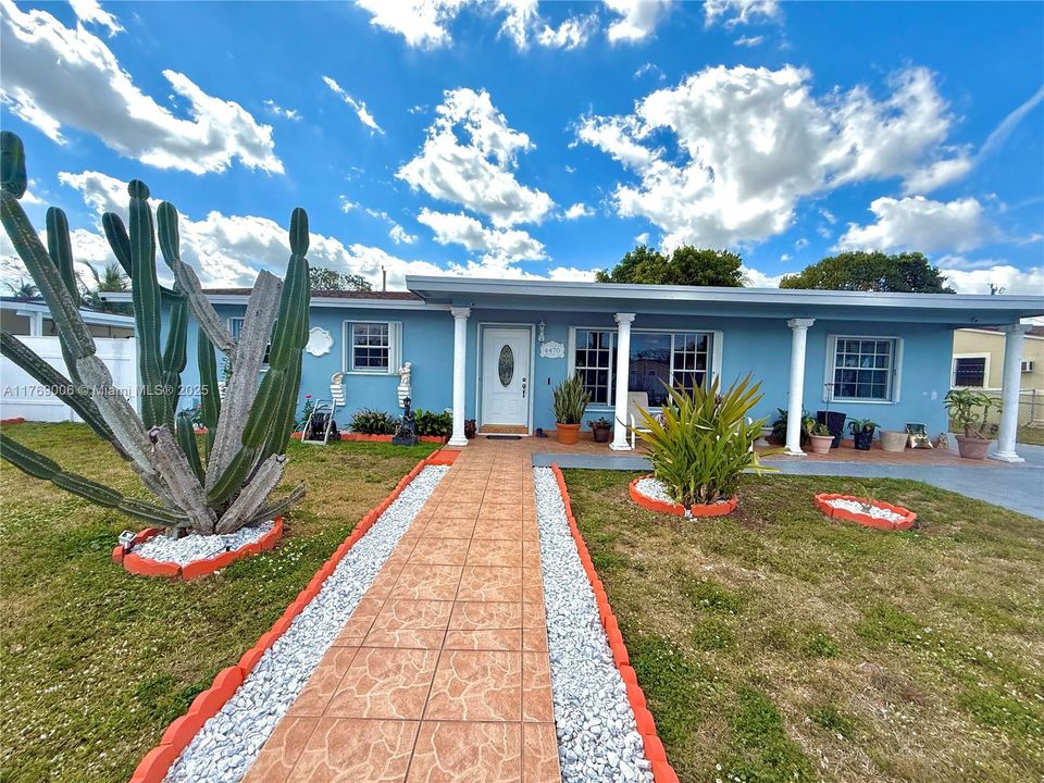 Vendido Recientemente: $595,000 (4 camas, 2 baños, 1456 Pies cuadrados)