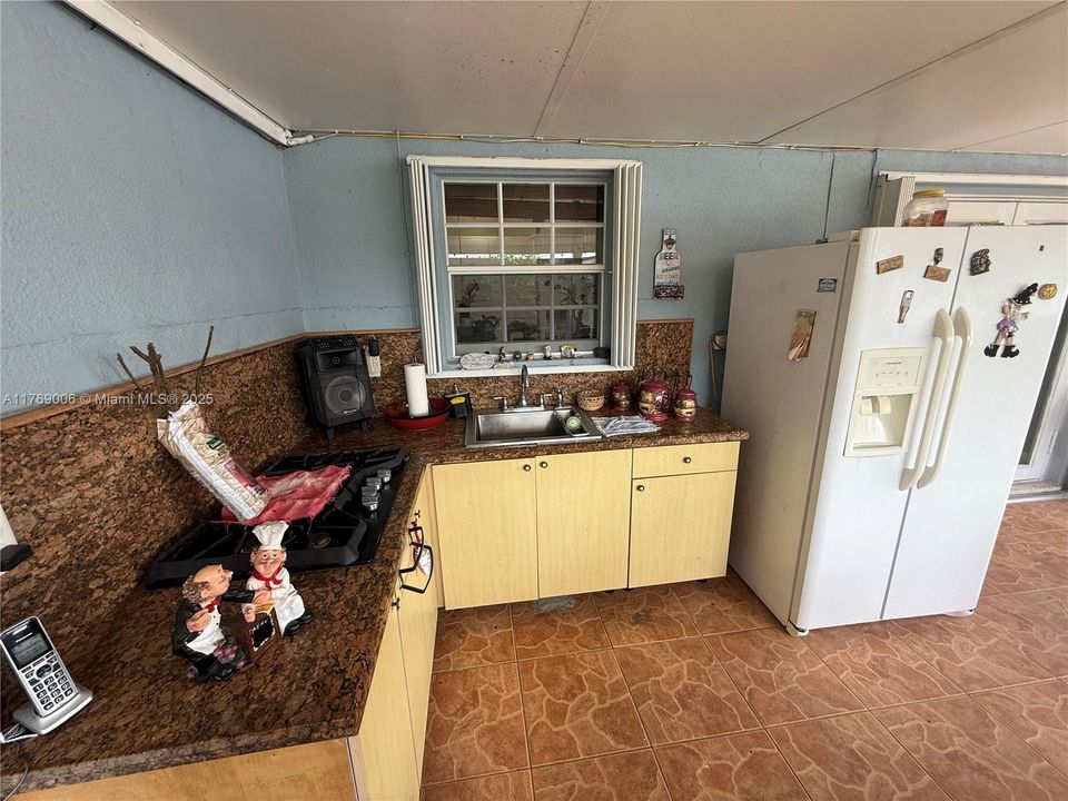 Vendido Recientemente: $595,000 (4 camas, 2 baños, 1456 Pies cuadrados)