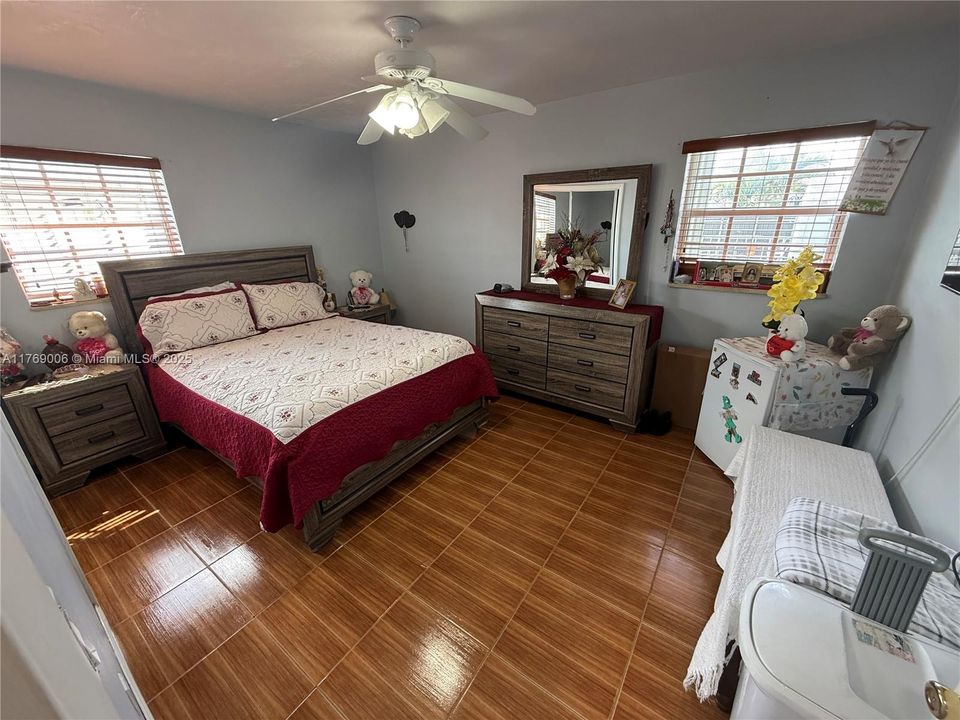 Vendido Recientemente: $595,000 (4 camas, 2 baños, 1456 Pies cuadrados)