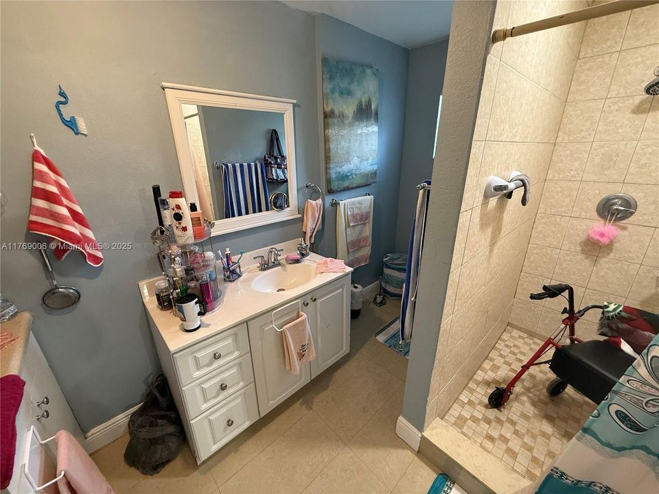 Vendido Recientemente: $595,000 (4 camas, 2 baños, 1456 Pies cuadrados)