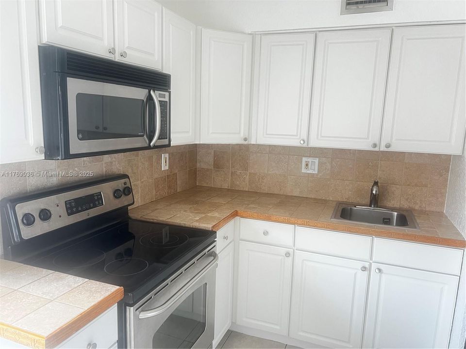 Recently Rented: $2,000 (2 beds, 1 baths, 700 Square Feet)