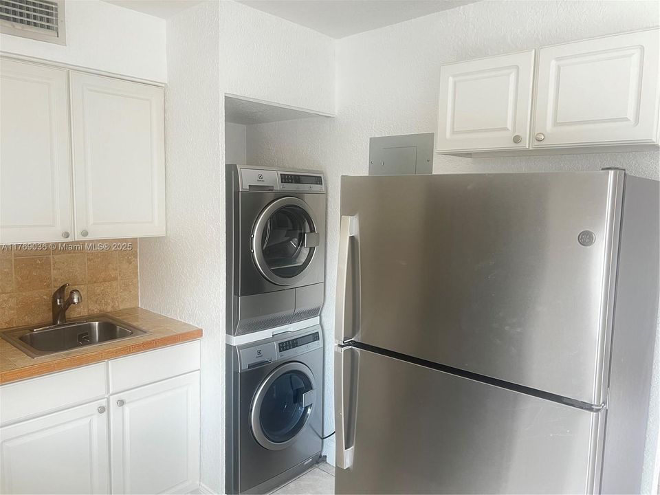 Recently Rented: $2,000 (2 beds, 1 baths, 700 Square Feet)