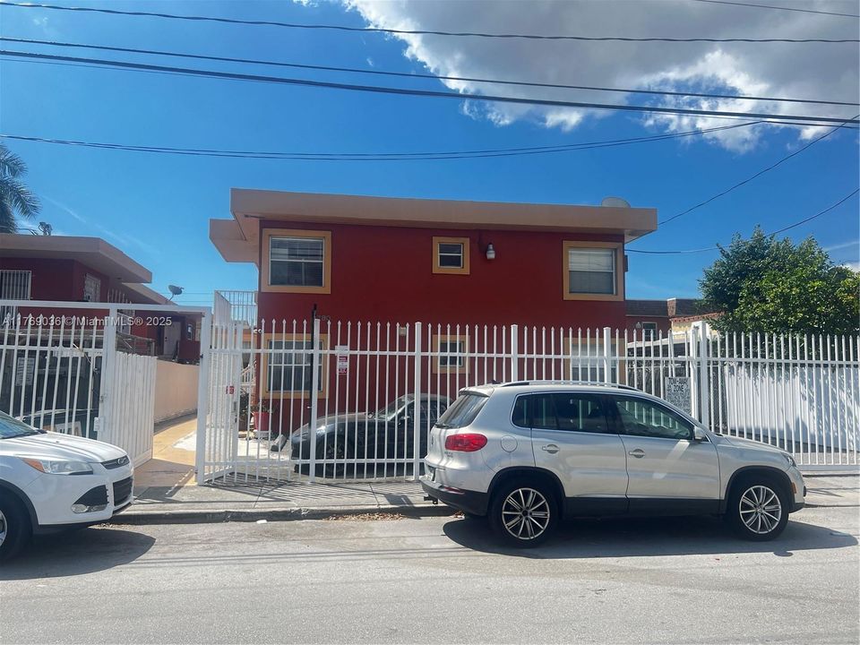 Recently Rented: $2,000 (2 beds, 1 baths, 700 Square Feet)