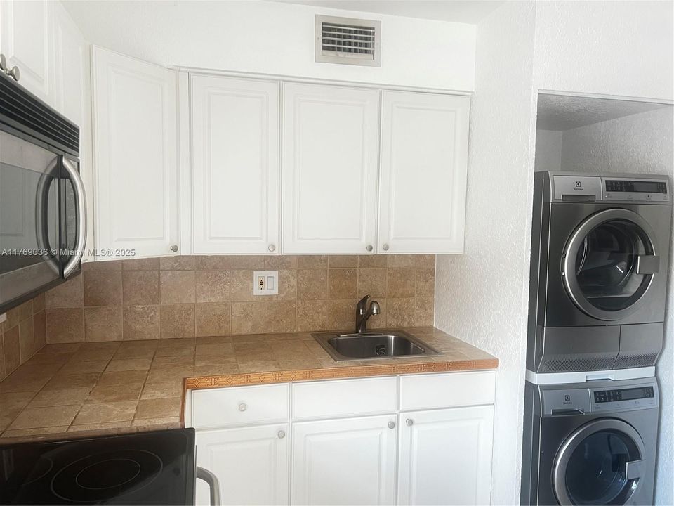 Recently Rented: $2,000 (2 beds, 1 baths, 700 Square Feet)