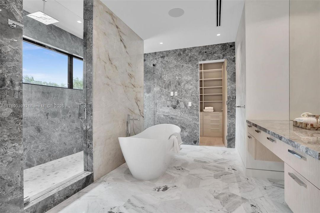 最近售出: $14,700,000 (7 贝兹, 7 浴室, 6565 平方英尺)