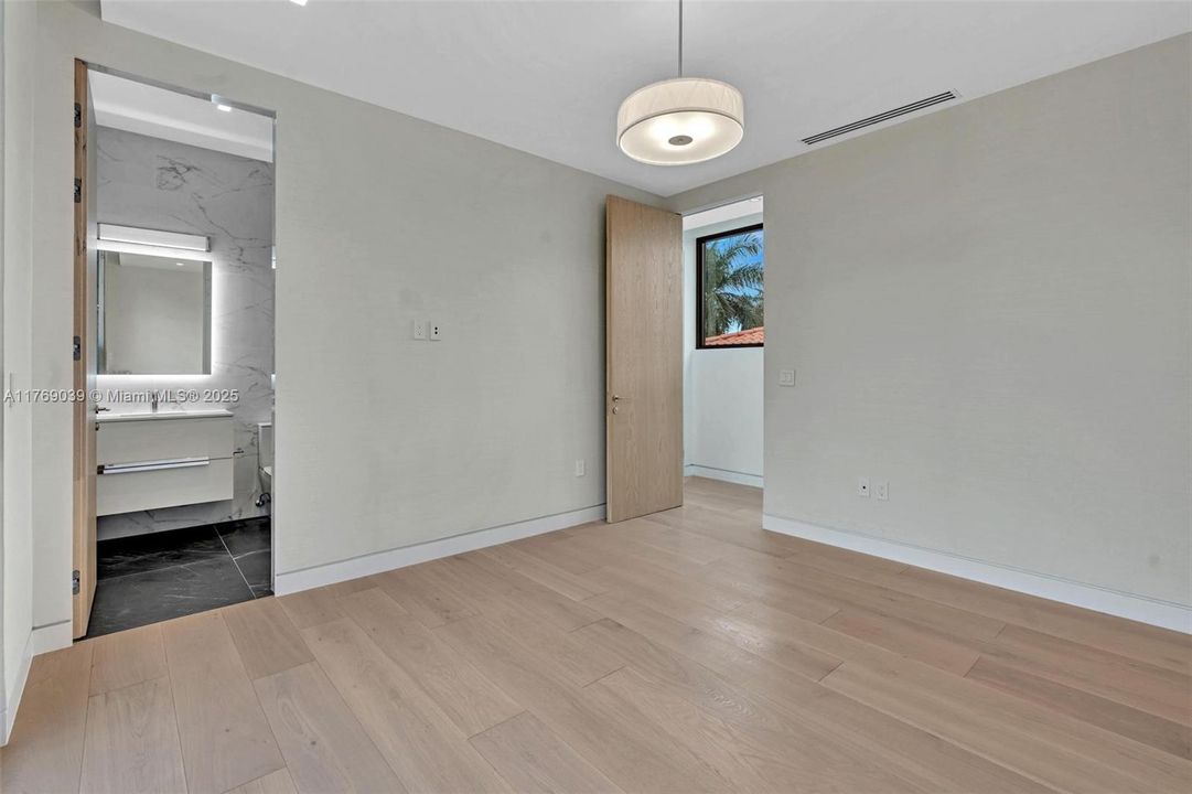 最近售出: $14,700,000 (7 贝兹, 7 浴室, 6565 平方英尺)