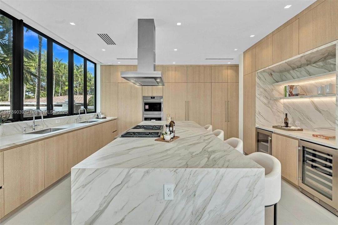 最近售出: $14,700,000 (7 贝兹, 7 浴室, 6565 平方英尺)