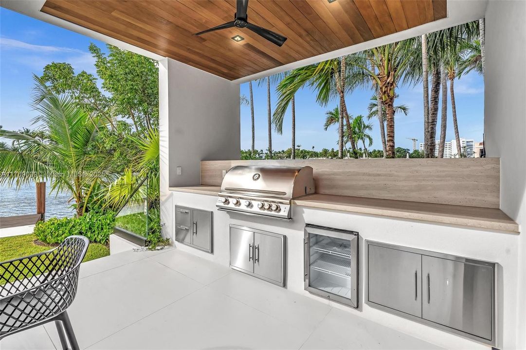 最近售出: $14,700,000 (7 贝兹, 7 浴室, 6565 平方英尺)