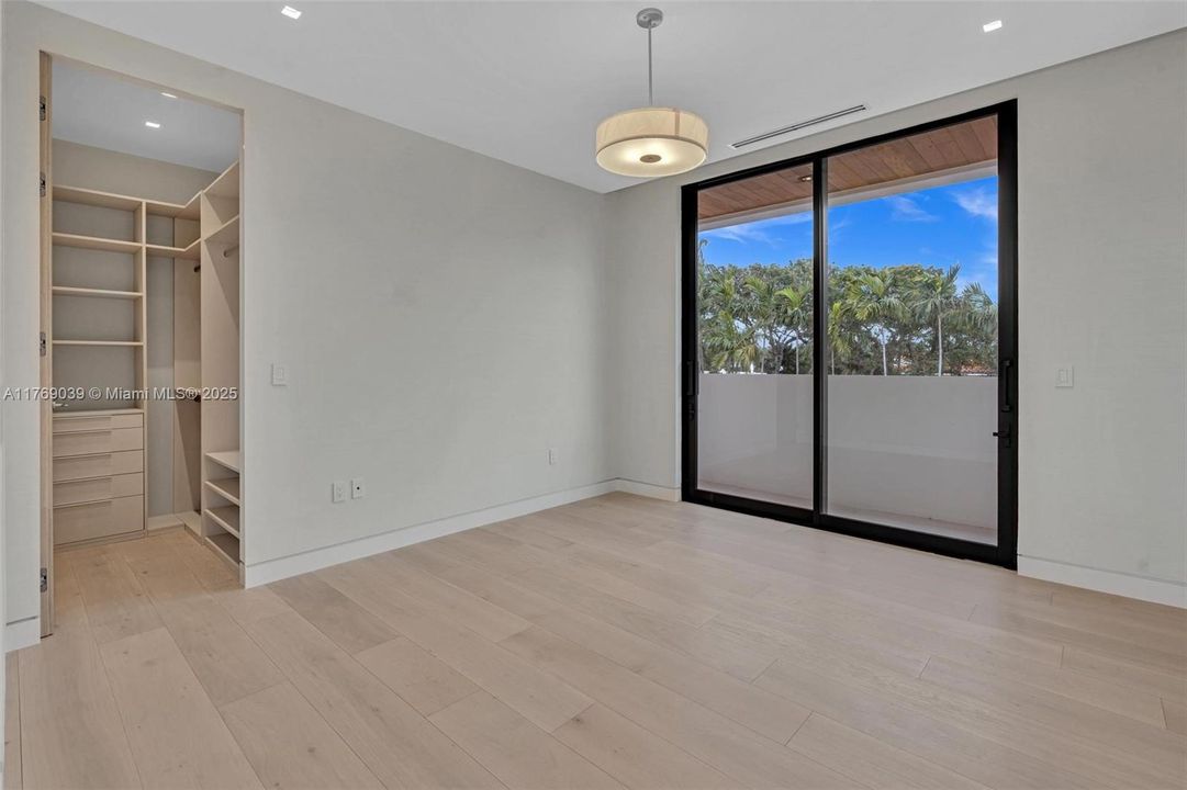 最近售出: $14,700,000 (7 贝兹, 7 浴室, 6565 平方英尺)