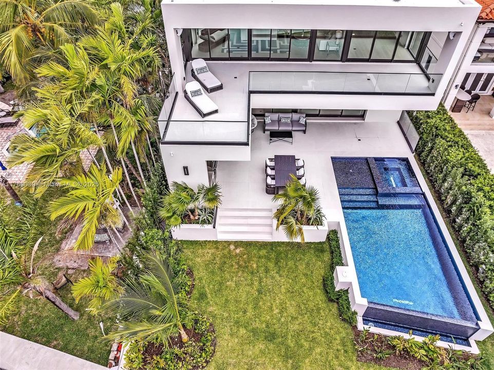 最近售出: $14,700,000 (7 贝兹, 7 浴室, 6565 平方英尺)