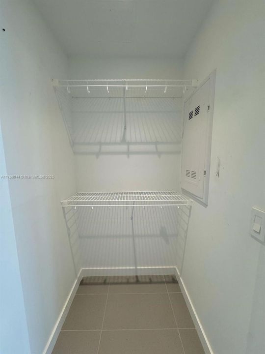 Recently Rented: $3,950 (2 beds, 2 baths, 1055 Square Feet)