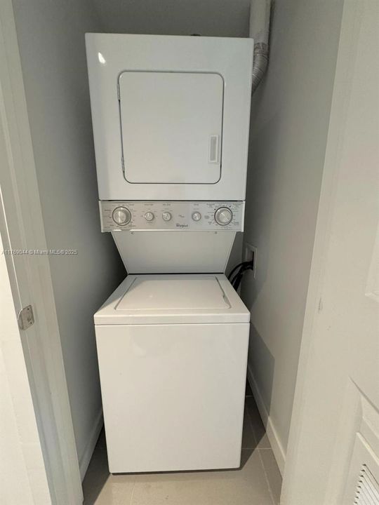 Recently Rented: $3,950 (2 beds, 2 baths, 1055 Square Feet)