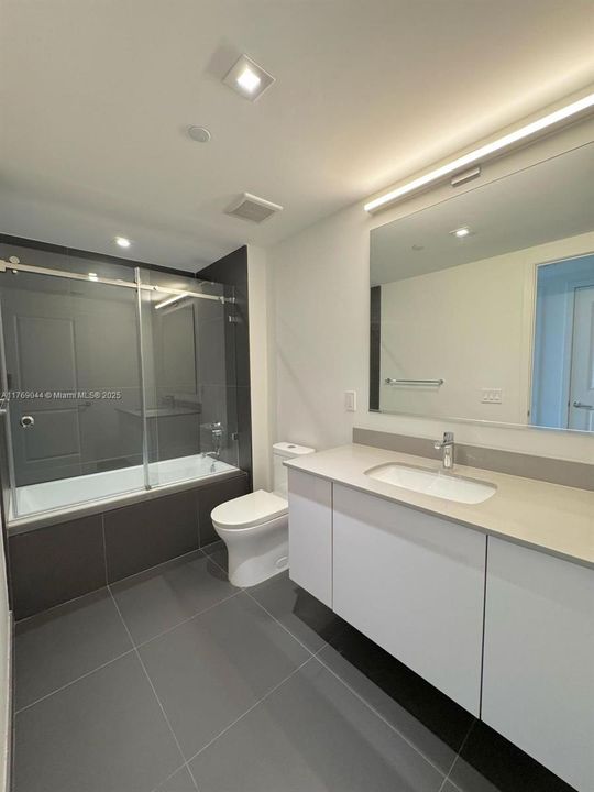 Recently Rented: $3,950 (2 beds, 2 baths, 1055 Square Feet)