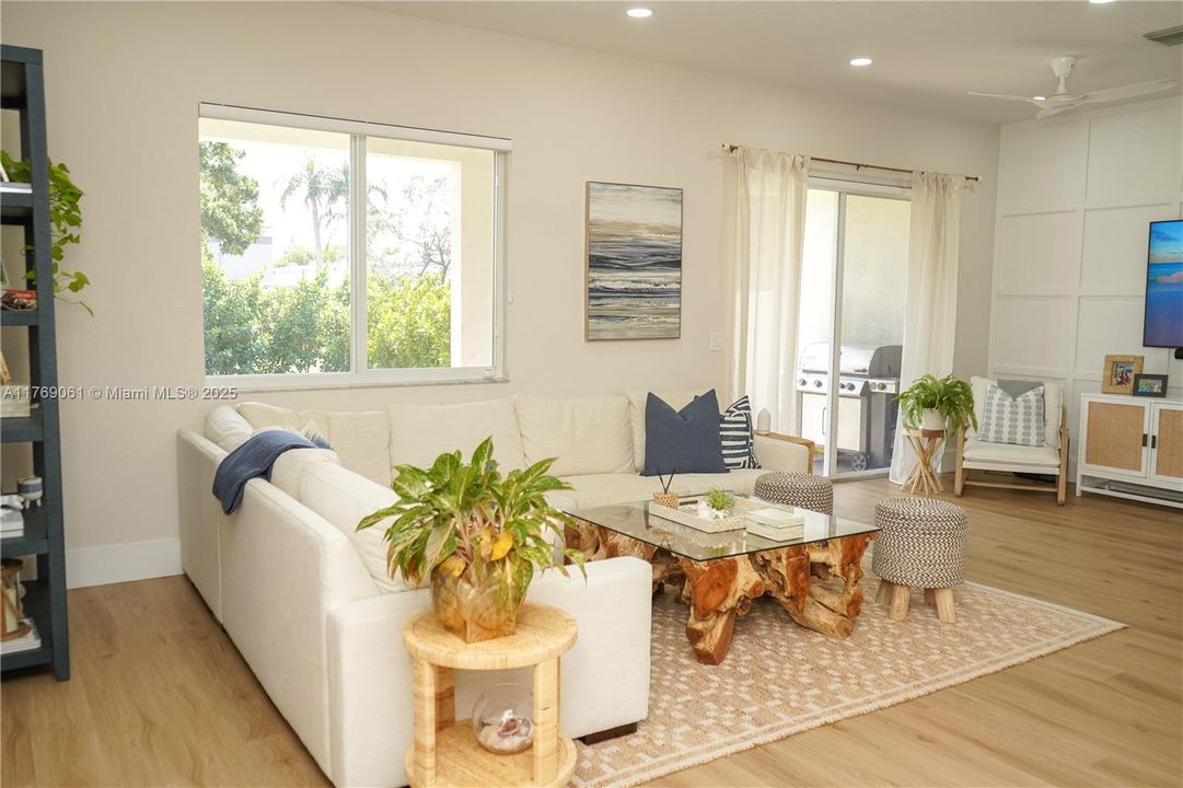 Vendido Recientemente: $685,000 (3 camas, 2 baños, 2050 Pies cuadrados)