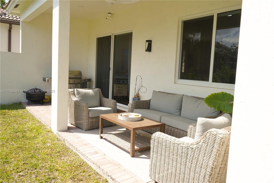 Vendido Recientemente: $685,000 (3 camas, 2 baños, 2050 Pies cuadrados)