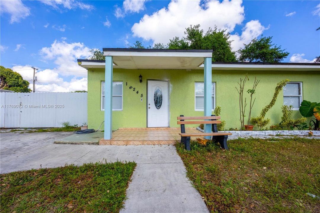 Recently Sold: $450,000 (3 beds, 1 baths, 864 Square Feet)